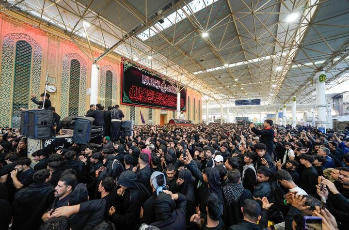 تقرير مصور/ حرم أمير المؤمنين (ع) في النجف الأشرف يشهد أكثر من 200 موكب معز بذكرى شهادة السيدة الزهراء(ع)