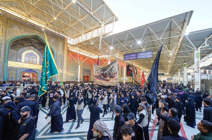 تقرير مصور/ حرم أمير المؤمنين (ع) في النجف الأشرف يشهد أكثر من 200 موكب معز بذكرى شهادة السيدة الزهراء(ع)