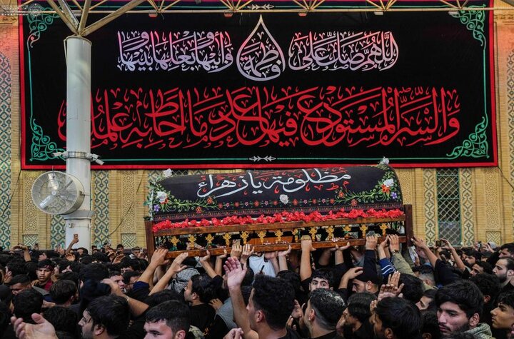 تقرير مصور/ حرم أمير المؤمنين (ع) في النجف الأشرف يشهد أكثر من 200 موكب معز بذكرى شهادة السيدة الزهراء(ع)