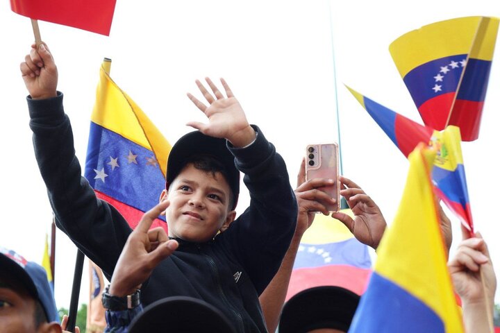 Venezolanos marchan masivamente en Caracas contra la agresión de EE.UU. y en defensa de Maduro y la soberanía