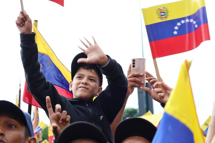 Venezolanos marchan masivamente en Caracas contra la agresión de EE.UU. y en defensa de Maduro y la soberanía