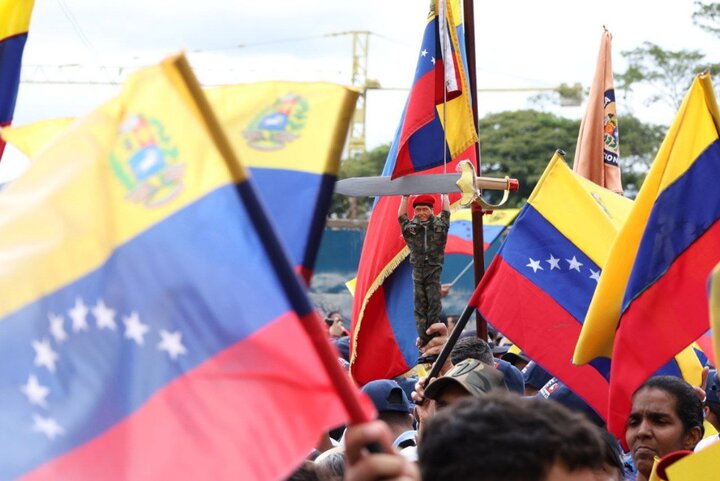 Venezolanos marchan masivamente en Caracas contra la agresión de EE.UU. y en defensa de Maduro y la soberanía