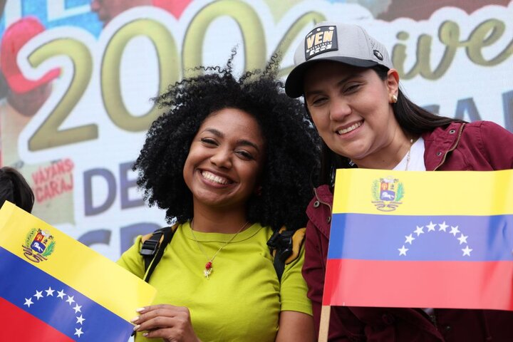 Venezolanos marchan masivamente en Caracas contra la agresión de EE.UU. y en defensa de Maduro y la soberanía