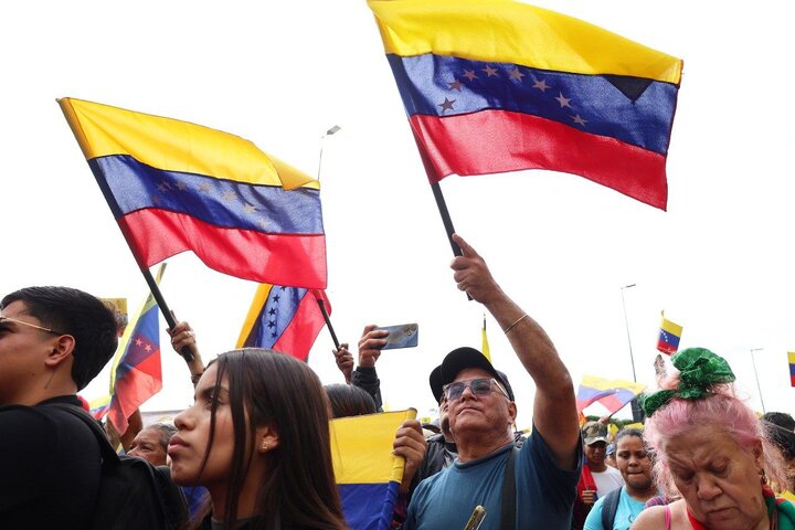 Venezolanos marchan masivamente en Caracas contra la agresión de EE.UU. y en defensa de Maduro y la soberanía