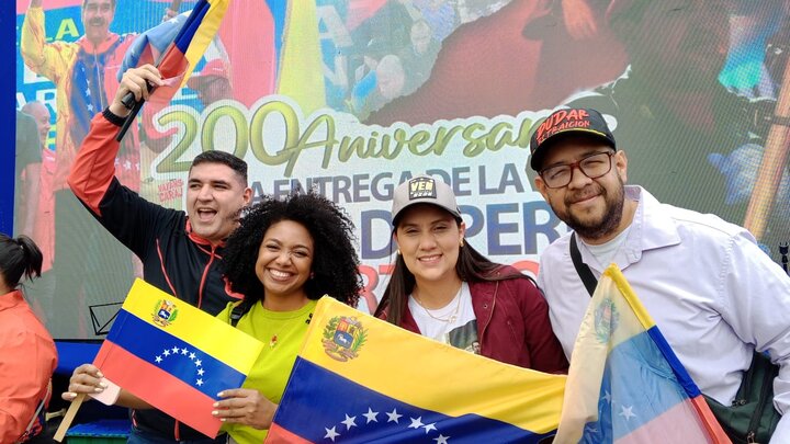 Venezolanos marchan masivamente en Caracas contra la agresión de EE.UU. y en defensa de Maduro y la soberanía