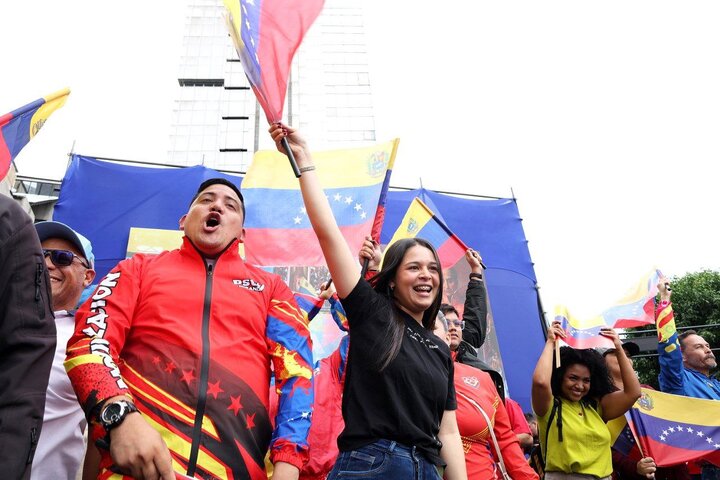 Venezolanos marchan masivamente en Caracas contra la agresión de EE.UU. y en defensa de Maduro y la soberanía