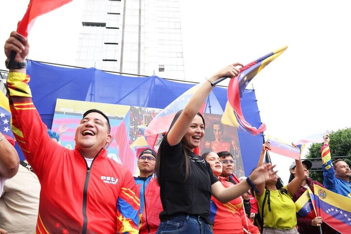 Venezolanos marchan masivamente en Caracas contra la agresión de EE.UU. y en defensa de Maduro y la soberanía