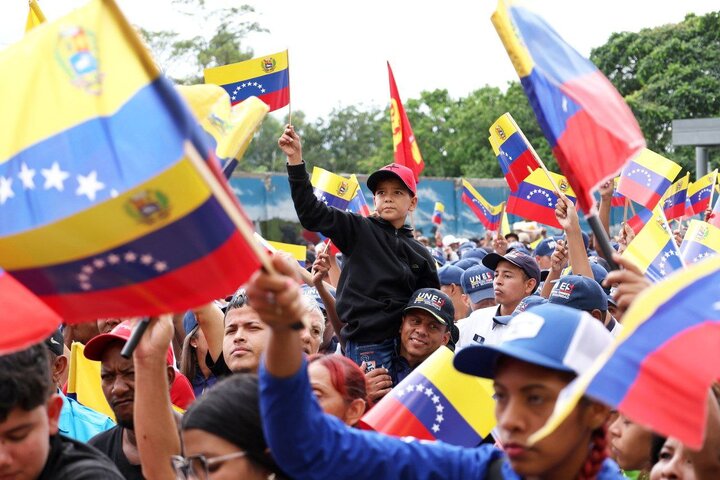 Venezolanos marchan masivamente en Caracas contra la agresión de EE.UU. y en defensa de Maduro y la soberanía