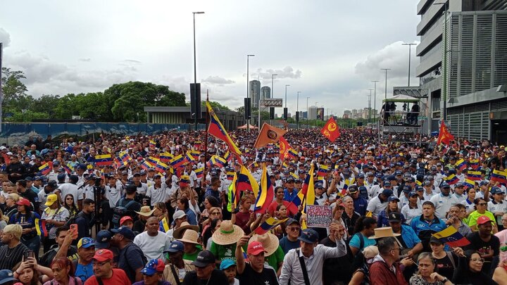 Venezolanos marchan masivamente en Caracas contra la agresión de EE.UU. y en defensa de Maduro y la soberanía