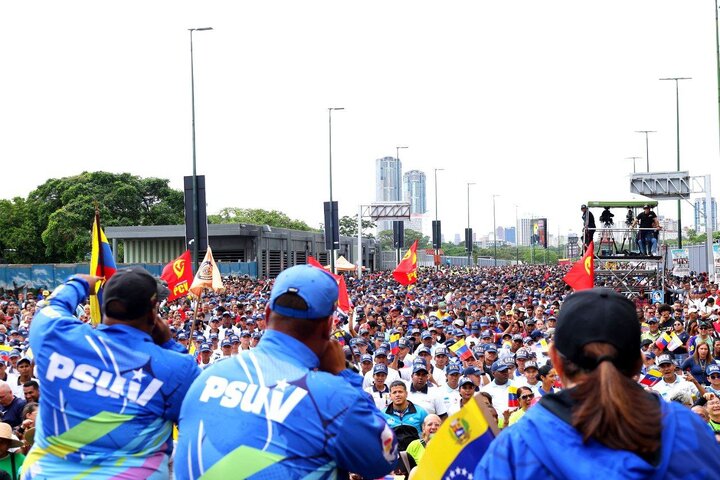 Venezolanos marchan masivamente en Caracas contra la agresión de EE.UU. y en defensa de Maduro y la soberanía