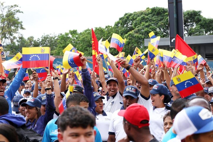 Venezolanos marchan masivamente en Caracas contra la agresión de EE.UU. y en defensa de Maduro y la soberanía