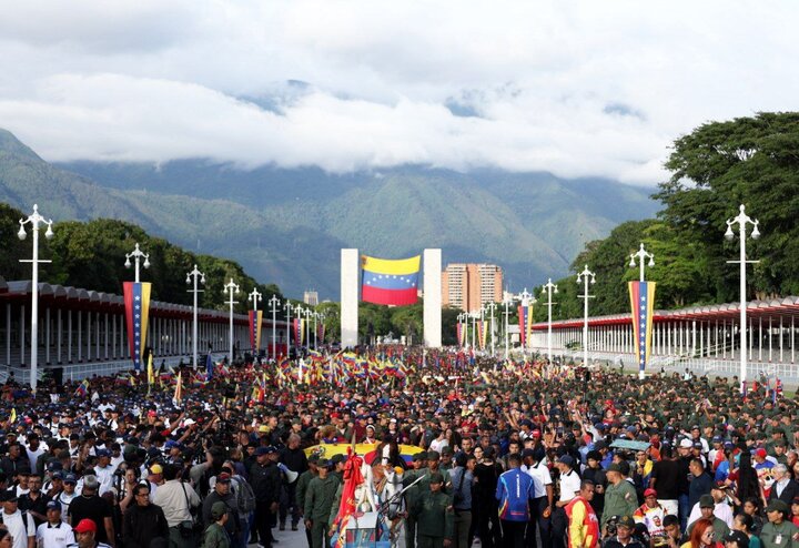 Venezolanos marchan masivamente en Caracas contra la agresión de EE.UU. y en defensa de Maduro y la soberanía