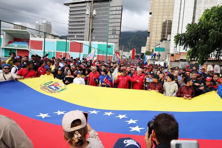 Venezolanos marchan masivamente en Caracas contra la agresión de EE.UU. y en defensa de Maduro y la soberanía