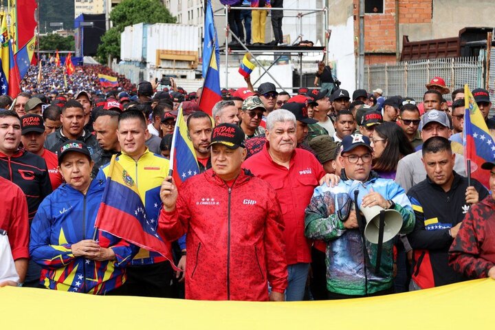 Venezolanos marchan masivamente en Caracas contra la agresión de EE.UU. y en defensa de Maduro y la soberanía