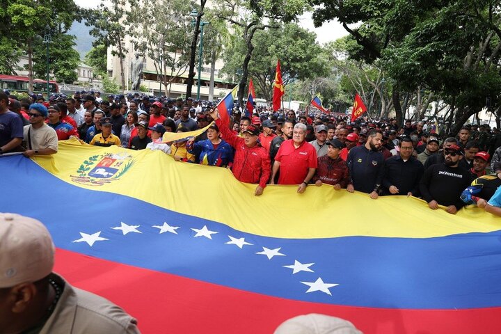Venezolanos marchan masivamente en Caracas contra la agresión de EE.UU. y en defensa de Maduro y la soberanía