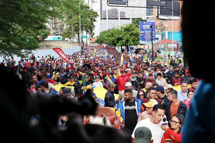 Venezolanos marchan masivamente en Caracas contra la agresión de EE.UU. y en defensa de Maduro y la soberanía