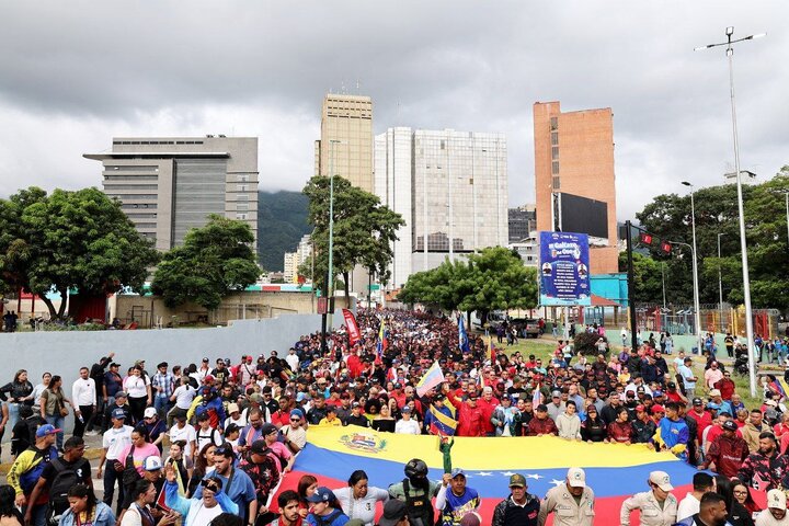 Venezolanos marchan masivamente en Caracas contra la agresión de EE.UU. y en defensa de Maduro y la soberanía