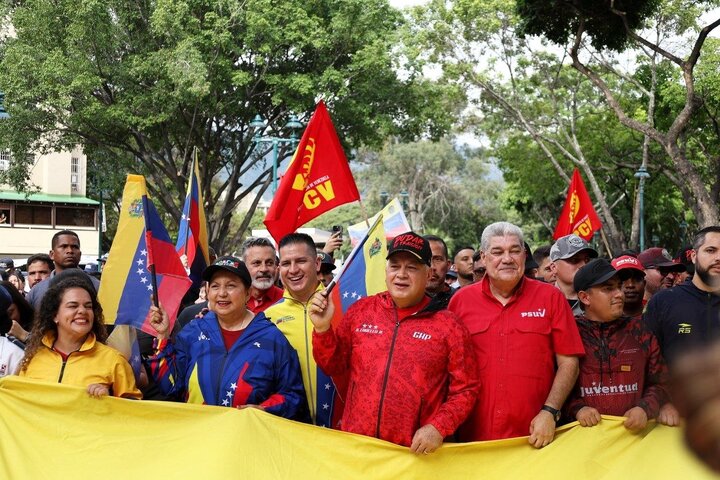 Venezolanos marchan masivamente en Caracas contra la agresión de EE.UU. y en defensa de Maduro y la soberanía