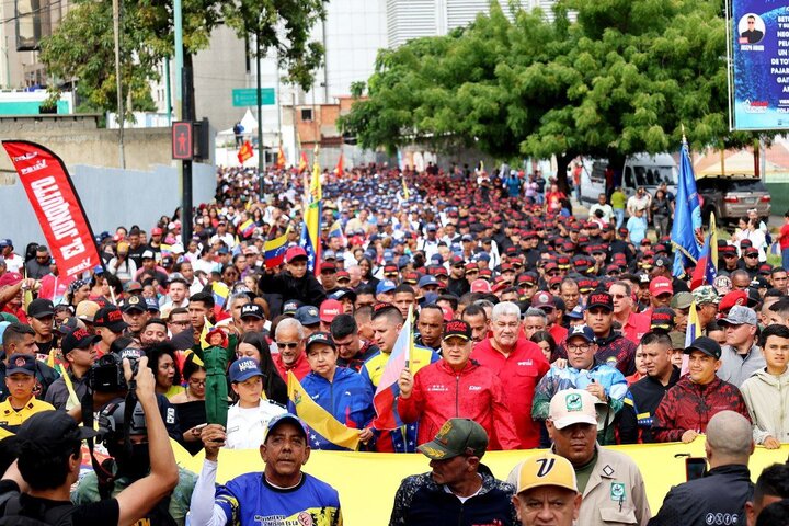 Venezolanos marchan masivamente en Caracas contra la agresión de EE.UU. y en defensa de Maduro y la soberanía