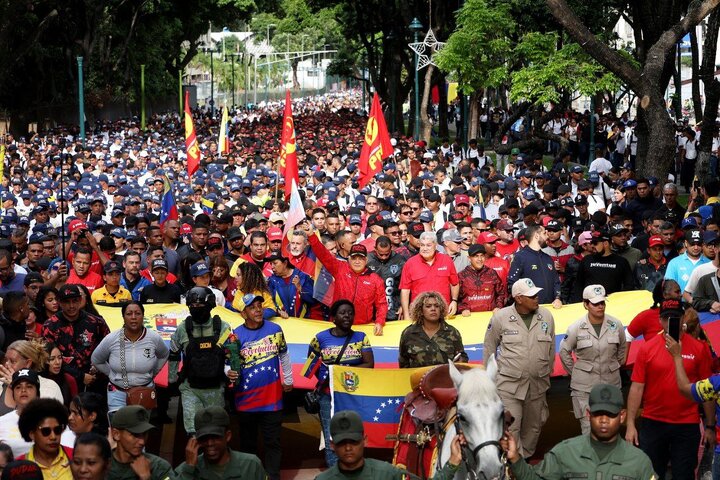 Venezolanos marchan masivamente en Caracas contra la agresión de EE.UU. y en defensa de Maduro y la soberanía