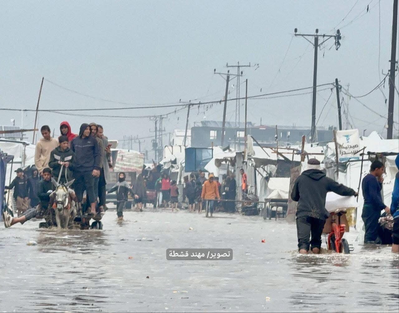 غزہ کے مظلوم عوام سیلاب اور ملبے میں گھر گئے؛ انسانی المیہ شدت اختیار کر گیا + تصاویر