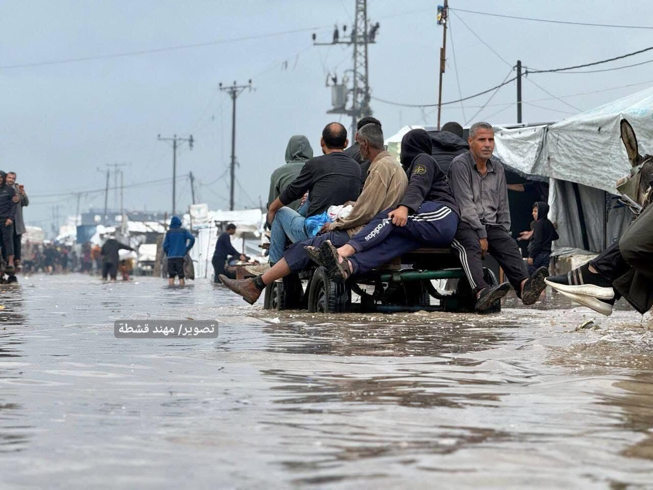 غزہ کے مظلوم عوام سیلاب اور ملبے میں گھر گئے؛ انسانی المیہ شدت اختیار کر گیا + تصاویر