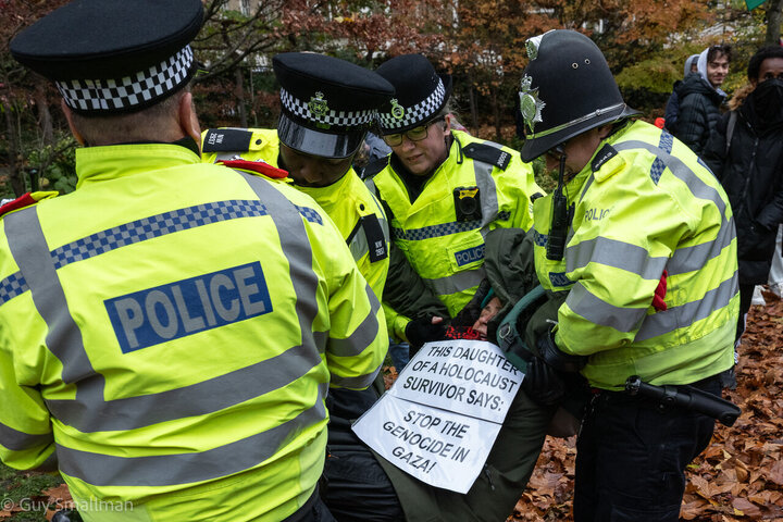 图片报道 | 英国警方突袭亲巴勒斯坦抗议活动 / 数十人被捕