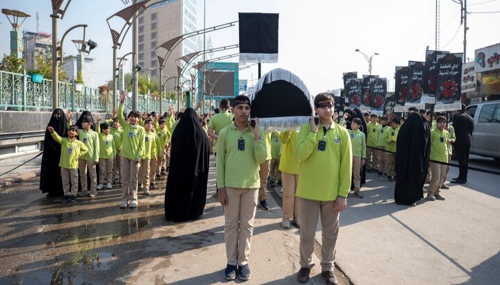 تقرير مصور/ مشاركة أكثر من (2000) طالب في مسيرة لإحياء ذكرى استشهاد السيدة فاطمة الزهراء (ع) بكربلاء