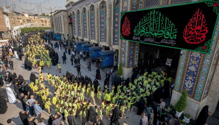 تقرير مصور/ مشاركة أكثر من (2000) طالب في مسيرة لإحياء ذكرى استشهاد السيدة فاطمة الزهراء (ع) بكربلاء