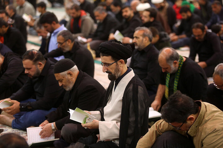 Raporta wêneyan/ Xwendina "Xutbeya Fedakê" ya ji aliyê xanima pak " Fatîma Zehra " (silavên Xwedê lê bin) ve bi boneya bi hez û bîra şehîd bûnê wê li Haramê Xatûnê Fatîma Masûma (s) hata pek anîn.