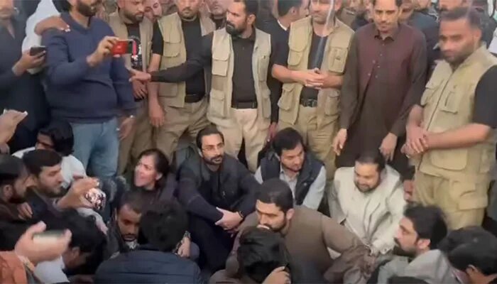 وزیراعلیٰ سہیل آفریدی نے عمران خان سے ملاقات کی اجازت نہ ملنے پر فیکٹری ناکے پر دھرنا دیدیا