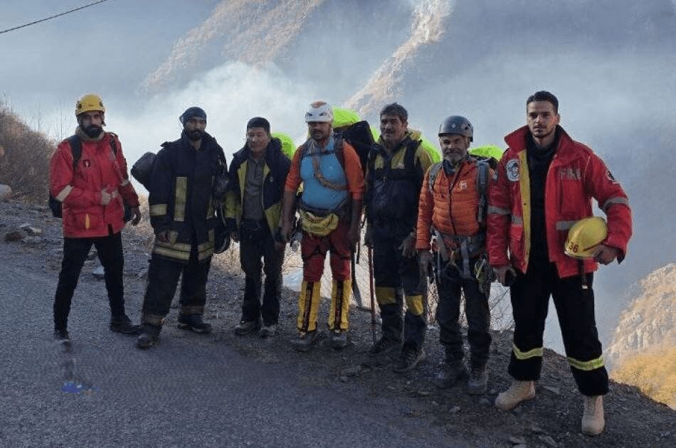 داوطلبان کوه‌نورد افغانستانی در کنار نیروهای ایرانی برای مهار آتش جنگل‌های هیرکانی