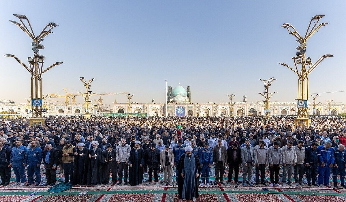 اقامه نماز تمنای باران در حرم مطهر رضوی