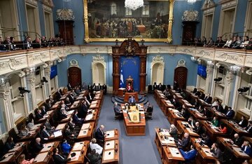 Iniharap ang kontrobersyal na panukalang batas ng pamahalaan ng Quebec laban sa mga Muslim; nagpahayag din ng pagtutol ang mga obispo