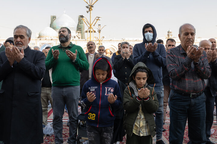Photos: Praying for rain in Imam Reza holy shrine