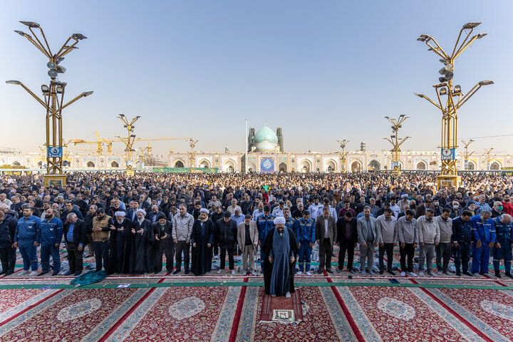 Photos: Praying for rain in Imam Reza holy shrine