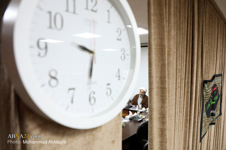 حجت الاسلام والمسلمین عبدالرحیم علیزاده، دبیر کنگره در نشست خبری چهارمین یادواره شهدای گیلانی مقیم قم