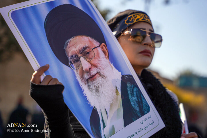 آئین تشییع پیکرهای مطهر دوازده شهید گمنام دوران دفاع مقدس همزمان با سالروز شهادت حضرت فاطمه زهرا سلام‌الله‌علیها  (۳ آذر ۱۴۰۴) با حضور قشرهای مختلف مردم، مسئولان و خانواده‌های معظم شهدا در شیراز برگزار شد.