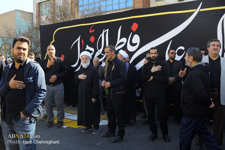 همزمان با سالروز شهادت حضرت فاطمه زهرا(س)، دسته عزاداری به رسم هر سال  (۳ آذر ۱۴۰۴) با حضور آیت‌الله العظمی حسین وحید خراسانی از مراجع تقلید جهان تشیع از بیت این مرجع تقلید تا حرم مطهر حضرت معصومه سلام الله علیها برگزار شد.