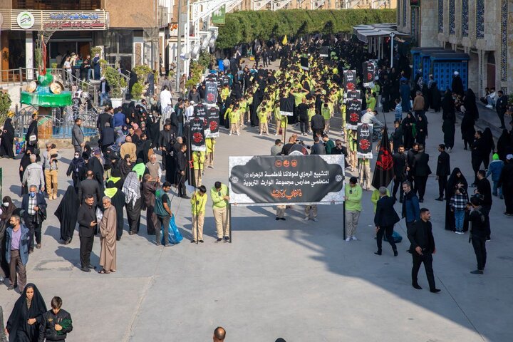 تقرير مصور/ مشاركة أكثر من 2000 طالب ب مسيرة لإحياء ذكرى استشهاد السيدة فاطمة الزهراء في كربلاء