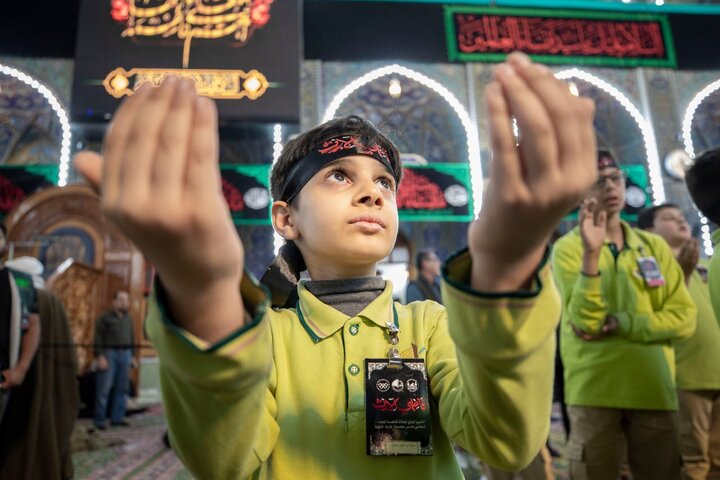 تقرير مصور/ مشاركة أكثر من 2000 طالب ب مسيرة لإحياء ذكرى استشهاد السيدة فاطمة الزهراء في كربلاء