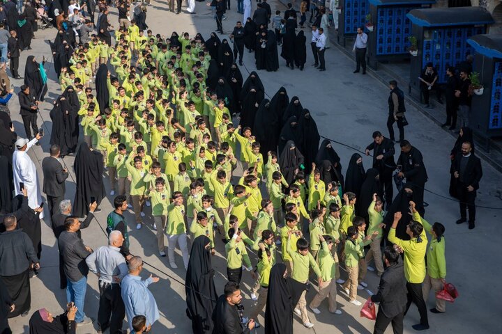 تقرير مصور/ مشاركة أكثر من 2000 طالب ب مسيرة لإحياء ذكرى استشهاد السيدة فاطمة الزهراء في كربلاء