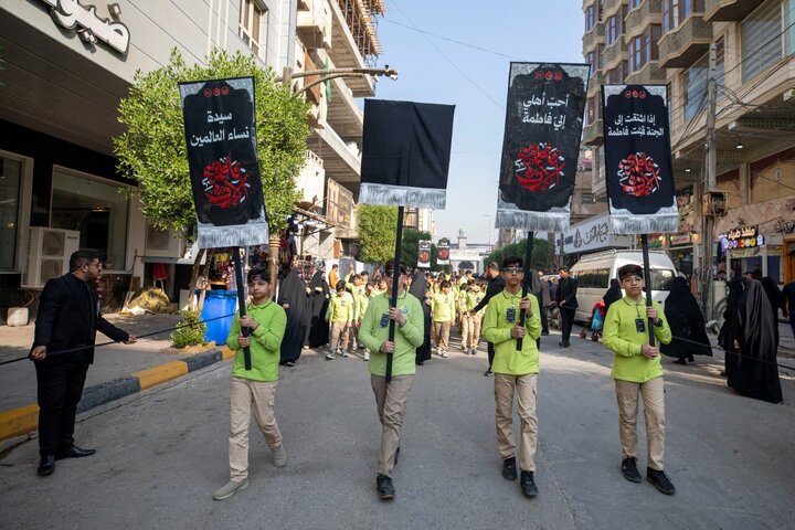 تقرير مصور/ مشاركة أكثر من 2000 طالب ب مسيرة لإحياء ذكرى استشهاد السيدة فاطمة الزهراء في كربلاء