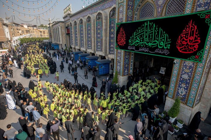 تقرير مصور/ مشاركة أكثر من 2000 طالب ب مسيرة لإحياء ذكرى استشهاد السيدة فاطمة الزهراء في كربلاء