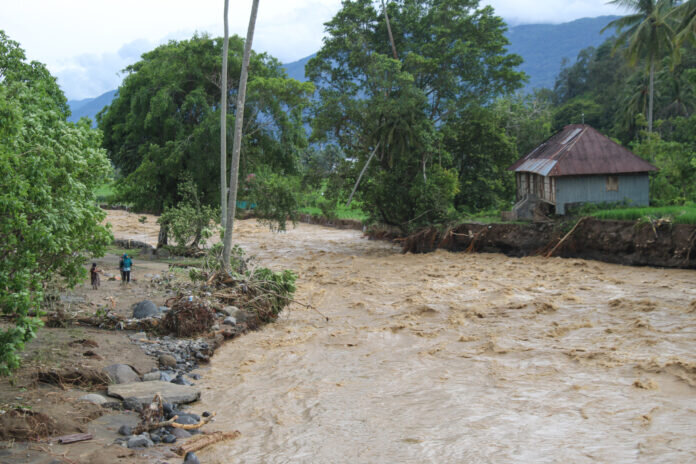 شمار قربانیان سیل سوماترا در اندونزی به ۳۰۳ تن رسید