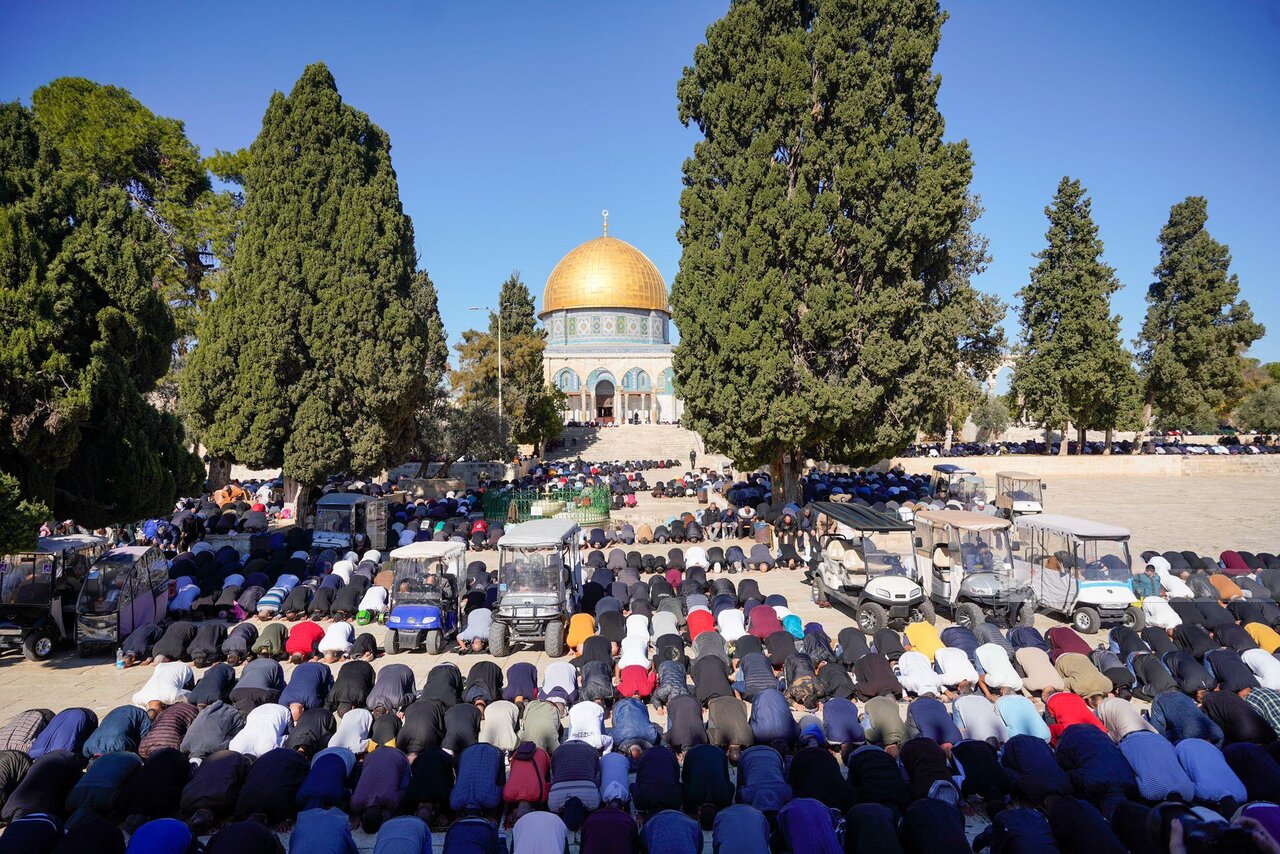 60,000 Worshipers Attend Friday Prayer at Al-Aqsa Despite Restrictions