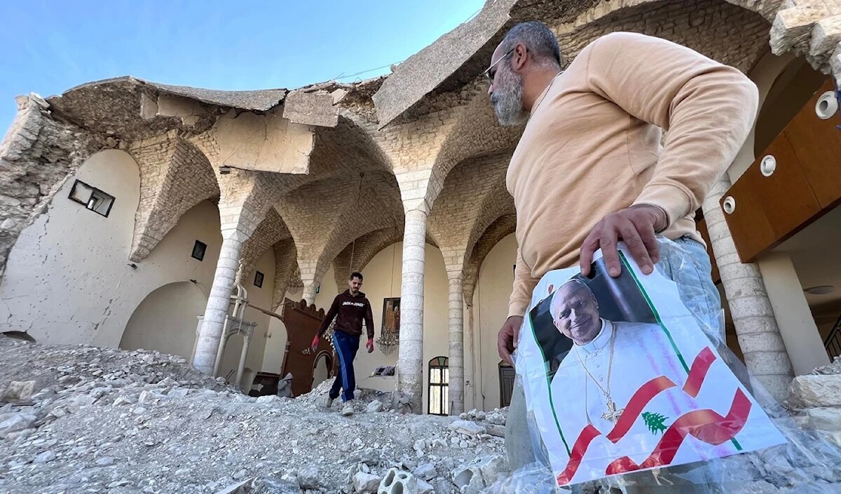 Imágenes del Papa en las ruinas de una iglesia en Líbano: ¡Ojalá el Papa también visitara el sur!