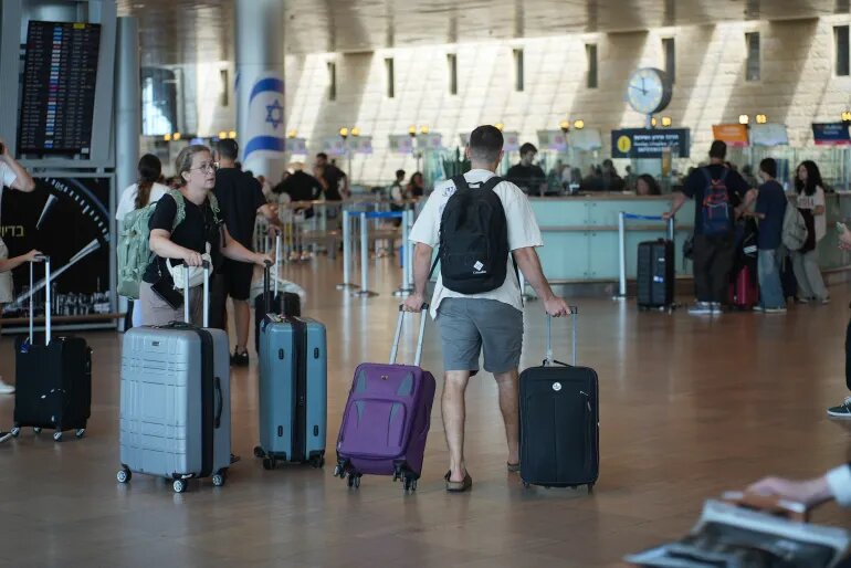 Miles de israelíes hacen cola frente a la Embajada de Portugal en Tel Aviv para obtener pasaporte europeo