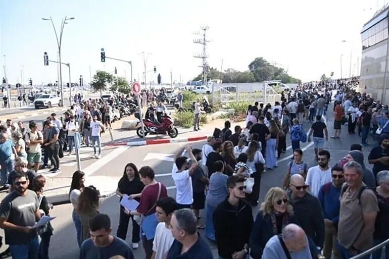 Miles de israelíes hacen cola frente a la Embajada de Portugal en Tel Aviv para obtener pasaporte europeo