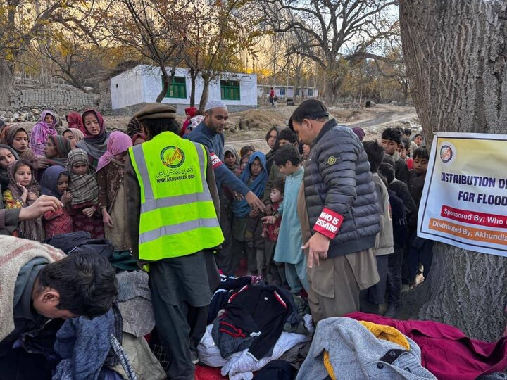تصاویر | توزیع اقلام گرمایشی میان سیل‌زدگان پاکستان توسط داوطلبان سازمان «حسین کیست؟»